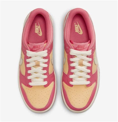 strawberry low dunks nike